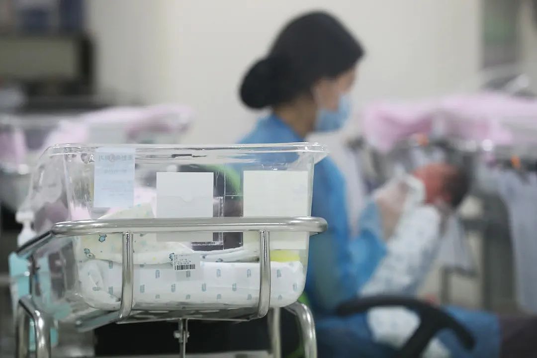 中国新生儿骤降！产科一线：过去一天分娩七八个，现在几天一个，有医院暂停助产服务（组图） - 1
