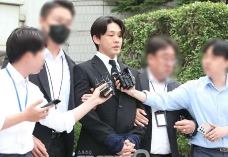 韩国巨星刘亚仁被捕画面曝光，同性伴侣也一同被捕（组图） - 4
