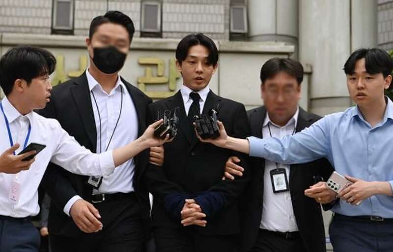 韩国巨星刘亚仁被捕画面曝光，同性伴侣也一同被捕（组图） - 3