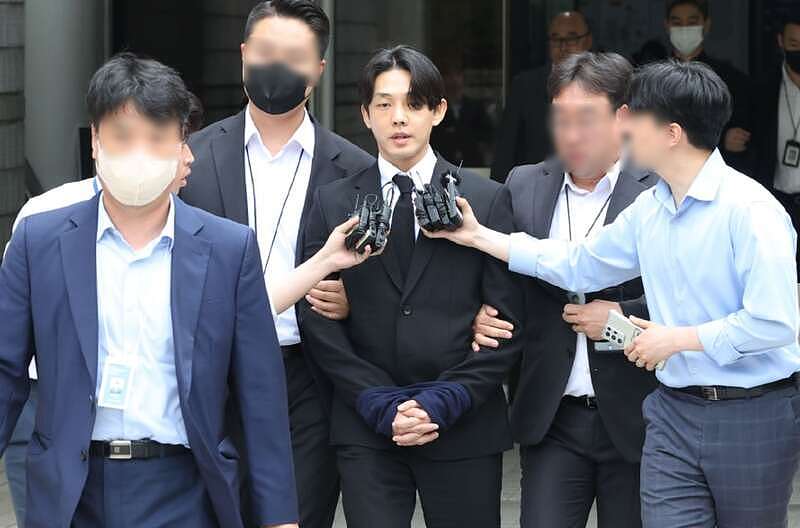 韩国巨星刘亚仁被捕画面曝光，同性伴侣也一同被捕（组图） - 1