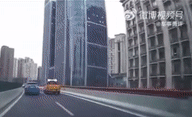 视频疯传！上海一工程车撞完想逃逸，被奧迪猛力回撞，险摔下高架（视频/组图） - 3