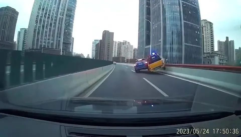 视频疯传！上海一工程车撞完想逃逸，被奧迪猛力回撞，险摔下高架（视频/组图） - 10