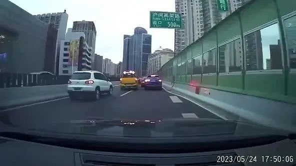 视频疯传！上海一工程车撞完想逃逸，被奧迪猛力回撞，险摔下高架（视频/组图） - 5