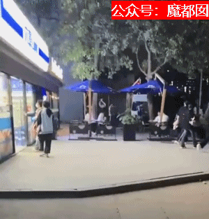 震惊全网！中国网红直播时突遭袭击，被人直接砍断手臂，现场视频曝光（组图） - 11
