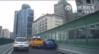 视频疯传！上海一工程车撞完想逃逸，被奧迪猛力回撞，险摔下高架（视频/组图） - 1