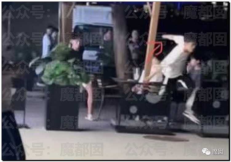 震惊全网！中国网红直播时突遭袭击，被人直接砍断手臂，现场视频曝光（组图） - 29