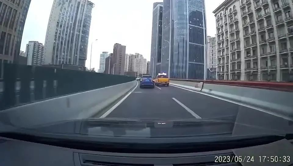 视频疯传！上海一工程车撞完想逃逸，被奧迪猛力回撞，险摔下高架（视频/组图） - 8