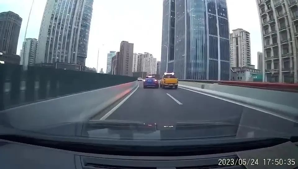 视频疯传！上海一工程车撞完想逃逸，被奧迪猛力回撞，险摔下高架（视频/组图） - 9