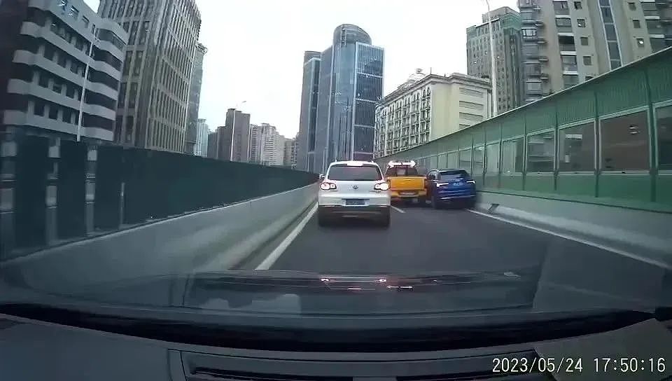 视频疯传！上海一工程车撞完想逃逸，被奧迪猛力回撞，险摔下高架（视频/组图） - 6