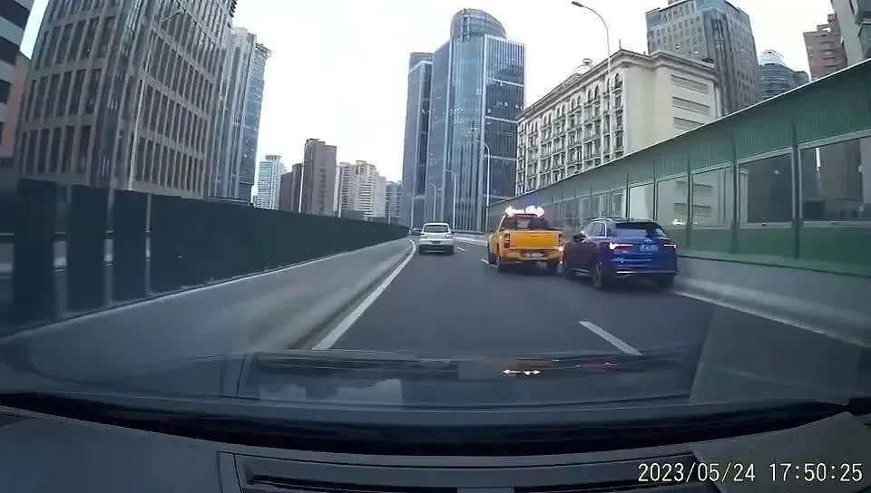 视频疯传！上海一工程车撞完想逃逸，被奧迪猛力回撞，险摔下高架（视频/组图） - 7