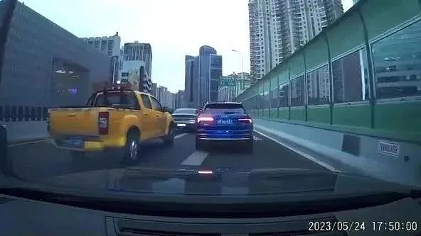 视频疯传！上海一工程车撞完想逃逸，被奧迪猛力回撞，险摔下高架（视频/组图） - 4