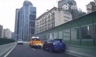 视频疯传！上海一工程车撞完想逃逸，被奧迪猛力回撞，险摔下高架（视频/组图） - 2