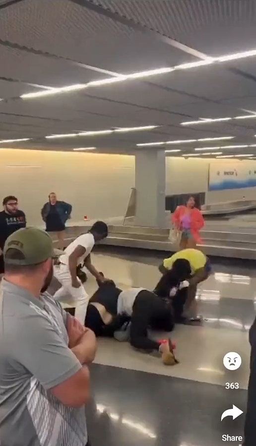 美国芝加哥机场MMA影片曝光，10多人大混战，两女躺地扯发招招狠（组图） - 2