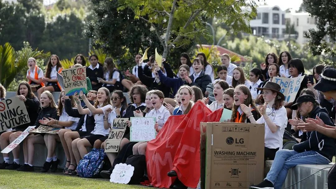 今天！新西兰又爆发游行！成千上万学生罢课上街…（组图） - 17