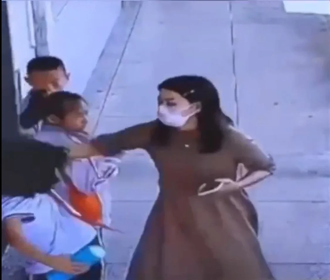女孩无意碰到老师遭踢揪，视频热传后老师被解聘（组图） - 1