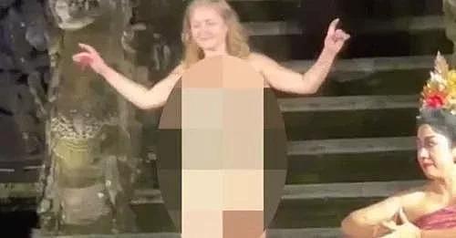 巴厘岛舞蹈表演途中，德国女游客突然全裸闯入，疑因花光旅费压力大（视频/图） - 1