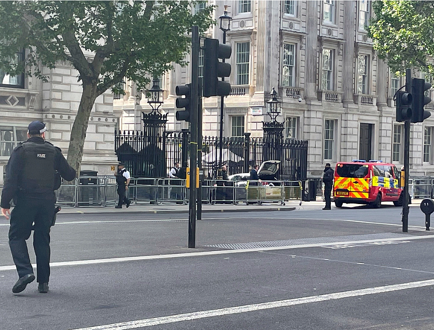 伦敦唐宁街突发！ 男子开车猛冲向首相府，路人逃命，武警拆弹小组出动，整条街被封（组图） - 2