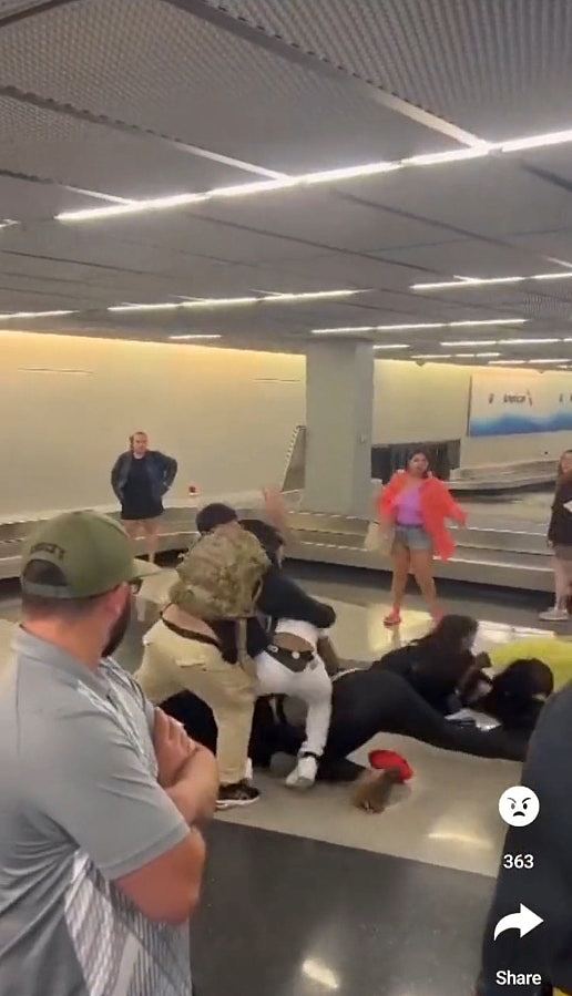美国芝加哥机场MMA影片曝光，10多人大混战，两女躺地扯发招招狠（组图） - 4