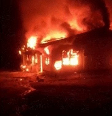 15岁女学生发疯纵火烧死19人！整栋宿舍楼坍塌！只因被禁止（组图） - 4