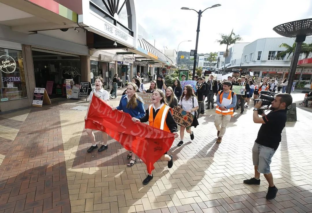 今天！新西兰又爆发游行！成千上万学生罢课上街…（组图） - 16