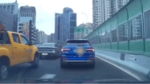 上海“黄蓝斗车”引发热议！网友：如何定责？法律专家解析（视频/组图） - 17