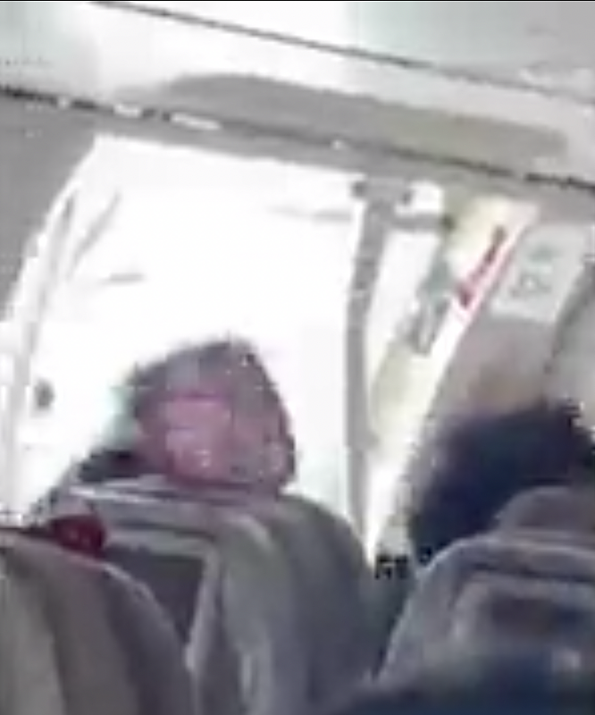 韩亚航空中“舱门突被打开”，9乘客呼吸困难急送医（视频/组图） - 1