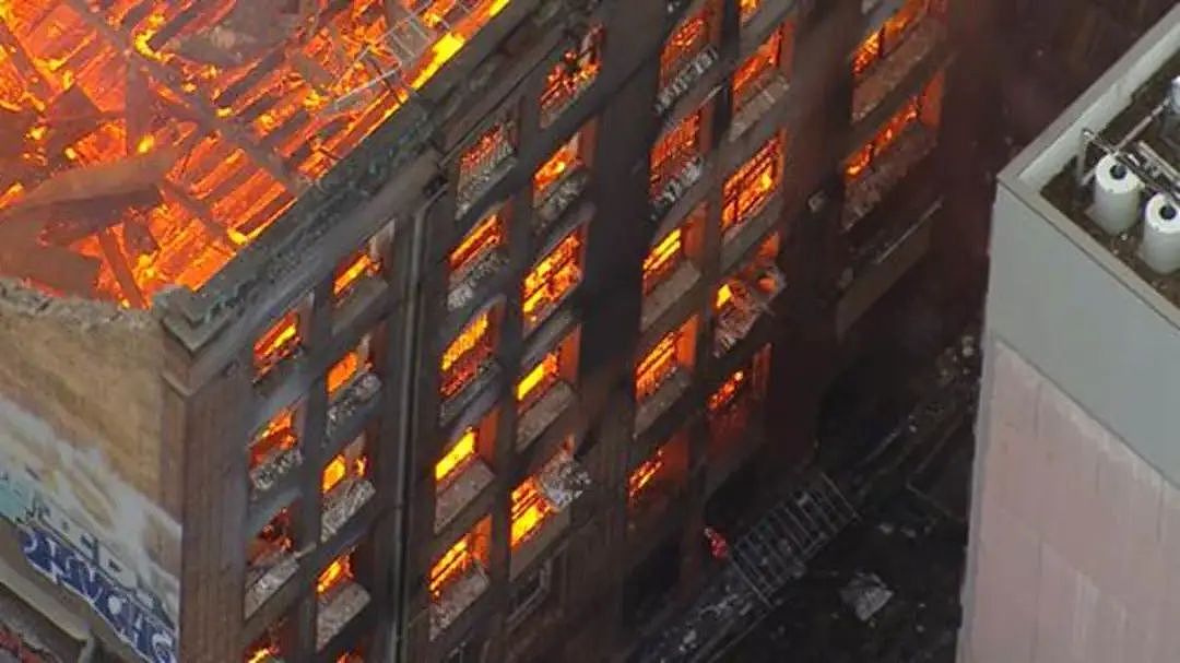 悉尼CBD大火烧毁历史建筑Henderson帽子工厂大楼（组图） - 1
