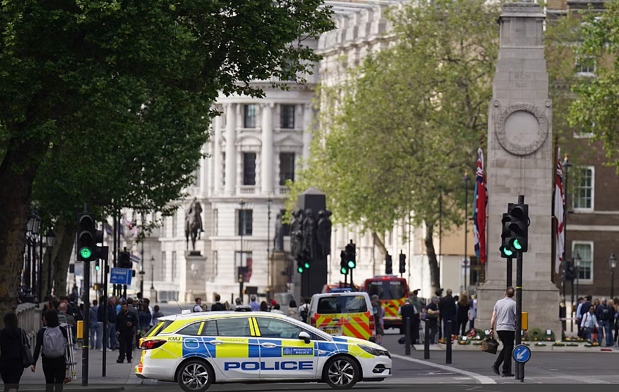伦敦唐宁街突发！ 男子开车猛冲向首相府，路人逃命，武警拆弹小组出动，整条街被封（组图） - 9