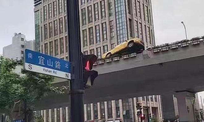 上海“黄蓝斗车”引发热议！网友：如何定责？法律专家解析（视频/组图） - 2