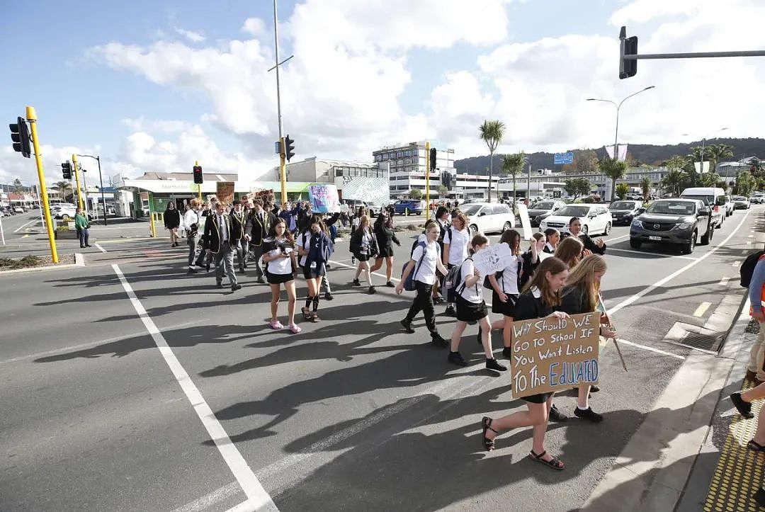 今天！新西兰又爆发游行！成千上万学生罢课上街…（组图） - 15