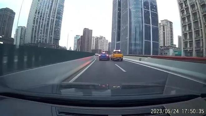 上海“黄蓝斗车”引发热议！网友：如何定责？法律专家解析（视频/组图） - 10