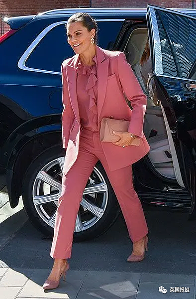 凯特王妃变身“真人芭比”惊艳全网！穿超粉嫩套装亮相，最灾难的颜色竟然被她拿捏了（组图） - 56