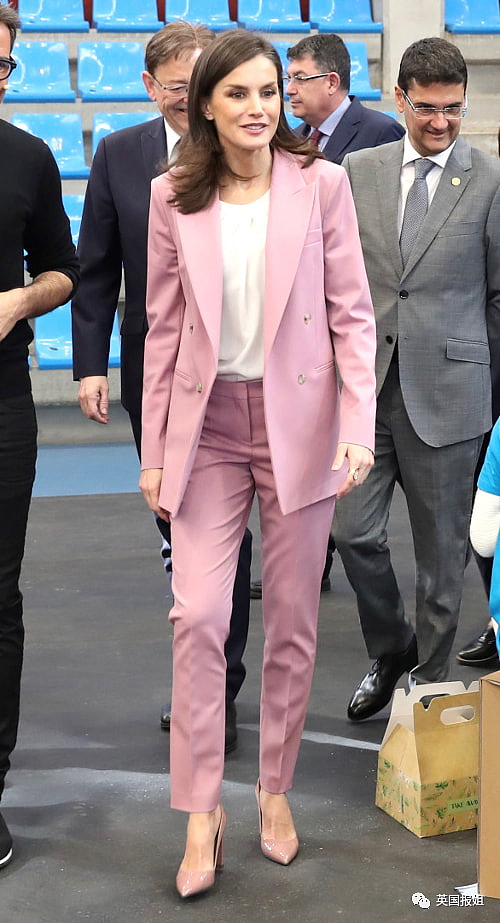 凯特王妃变身“真人芭比”惊艳全网！穿超粉嫩套装亮相，最灾难的颜色竟然被她拿捏了（组图） - 43