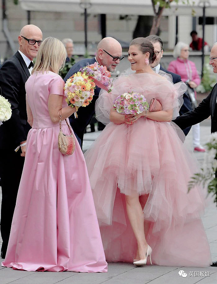凯特王妃变身“真人芭比”惊艳全网！穿超粉嫩套装亮相，最灾难的颜色竟然被她拿捏了（组图） - 55