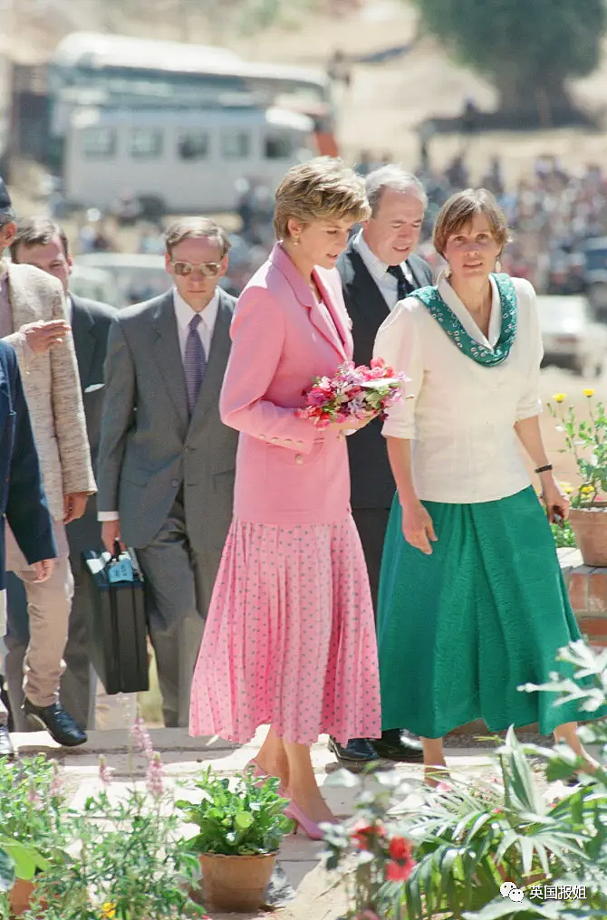 凯特王妃变身“真人芭比”惊艳全网！穿超粉嫩套装亮相，最灾难的颜色竟然被她拿捏了（组图） - 71
