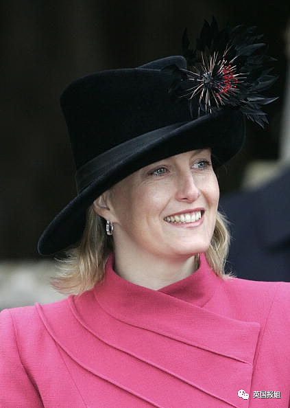 凯特王妃变身“真人芭比”惊艳全网！穿超粉嫩套装亮相，最灾难的颜色竟然被她拿捏了（组图） - 24