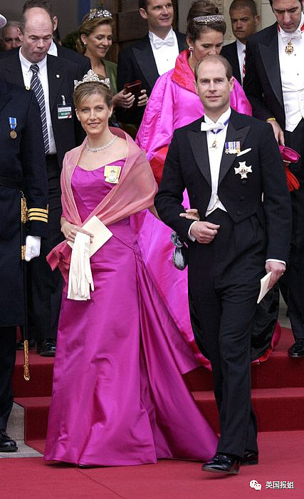 凯特王妃变身“真人芭比”惊艳全网！穿超粉嫩套装亮相，最灾难的颜色竟然被她拿捏了（组图） - 22