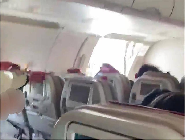 男子空中打开飞机舱门，194人强风中凌乱！乘客：“感觉飞机快要爆炸了”（视频/组图） - 2