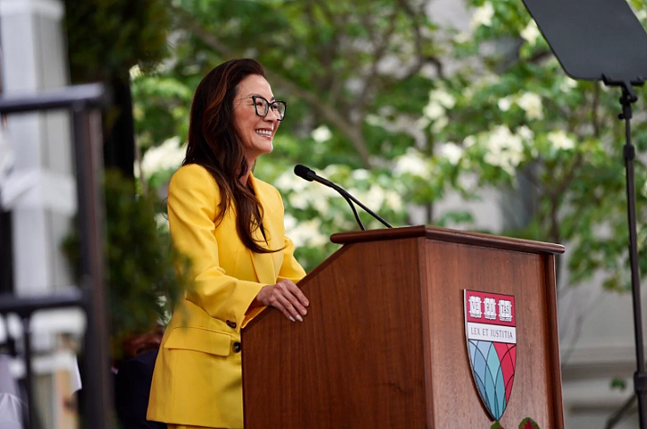 超燃！杨紫琼在哈佛毕业典礼上演讲：当机会来临时，要全力以赴（视频/组图） - 1