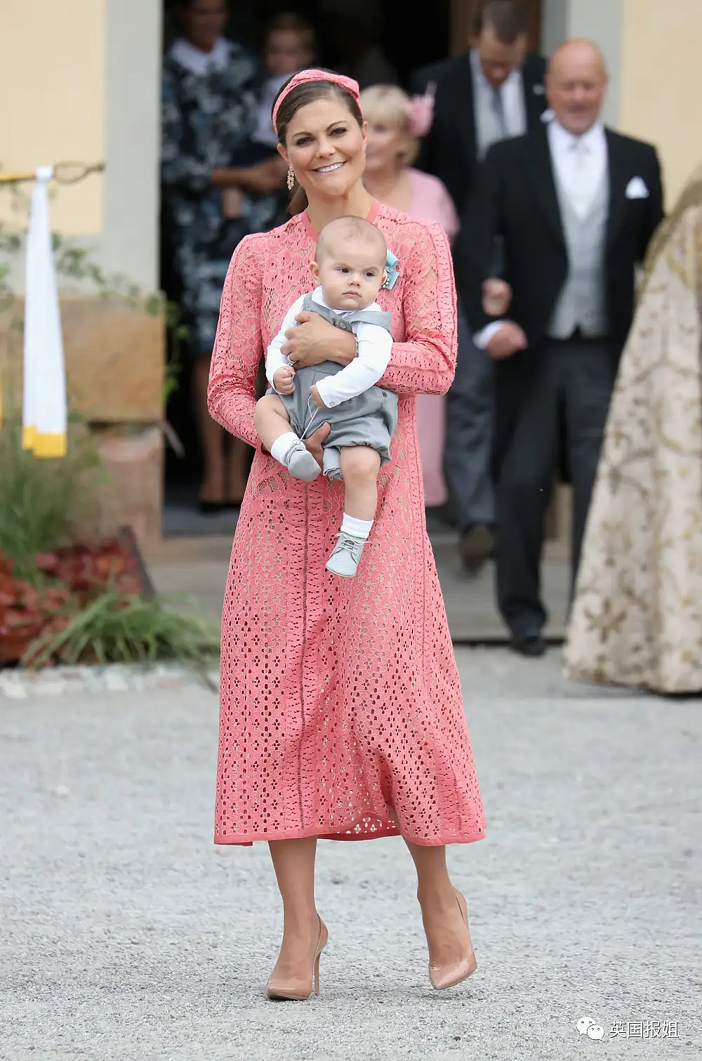 凯特王妃变身“真人芭比”惊艳全网！穿超粉嫩套装亮相，最灾难的颜色竟然被她拿捏了（组图） - 52