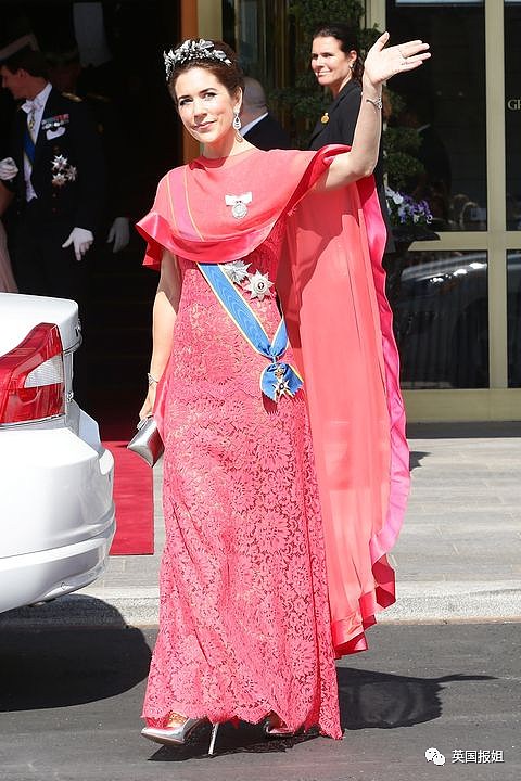 凯特王妃变身“真人芭比”惊艳全网！穿超粉嫩套装亮相，最灾难的颜色竟然被她拿捏了（组图） - 63