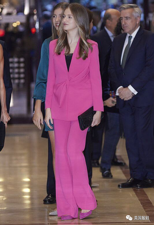 凯特王妃变身“真人芭比”惊艳全网！穿超粉嫩套装亮相，最灾难的颜色竟然被她拿捏了（组图） - 42