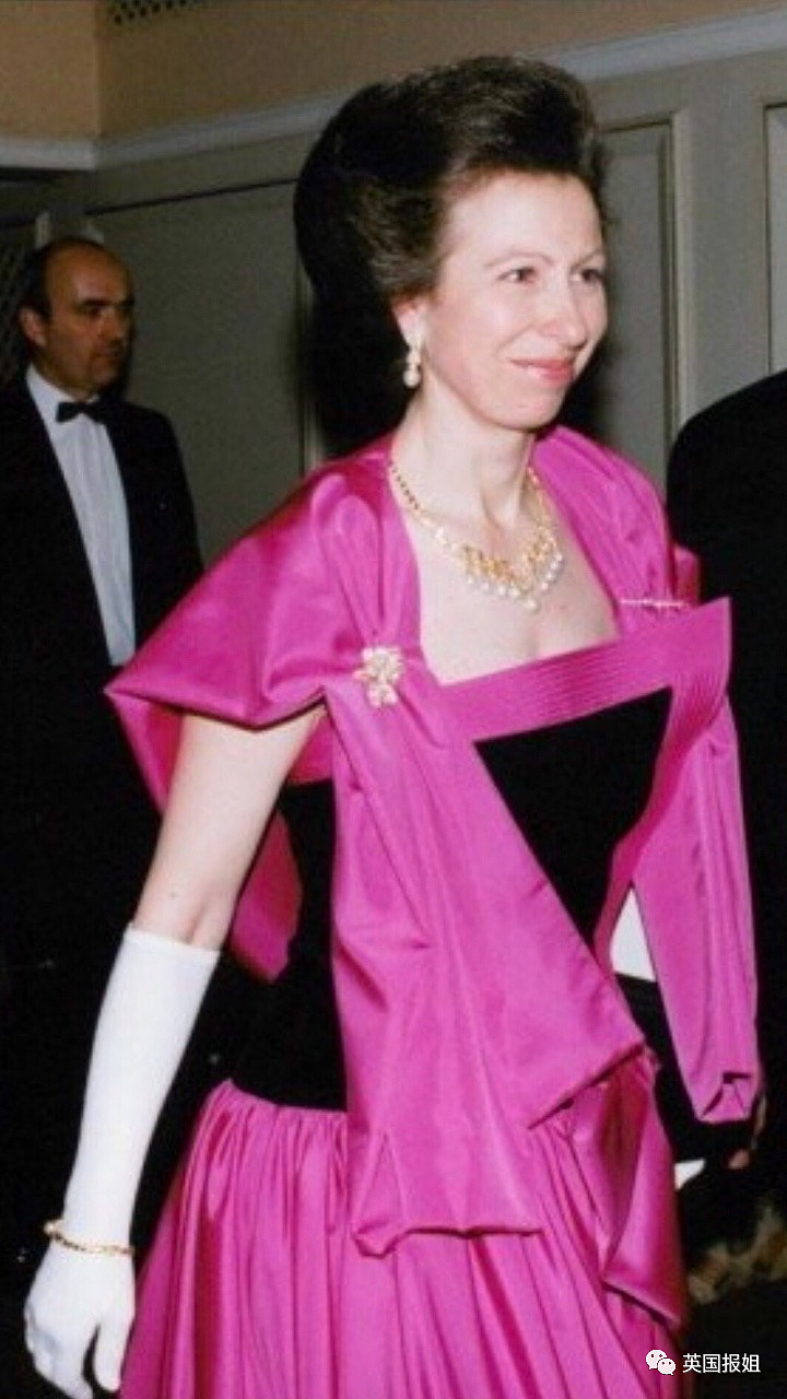 凯特王妃变身“真人芭比”惊艳全网！穿超粉嫩套装亮相，最灾难的颜色竟然被她拿捏了（组图） - 33