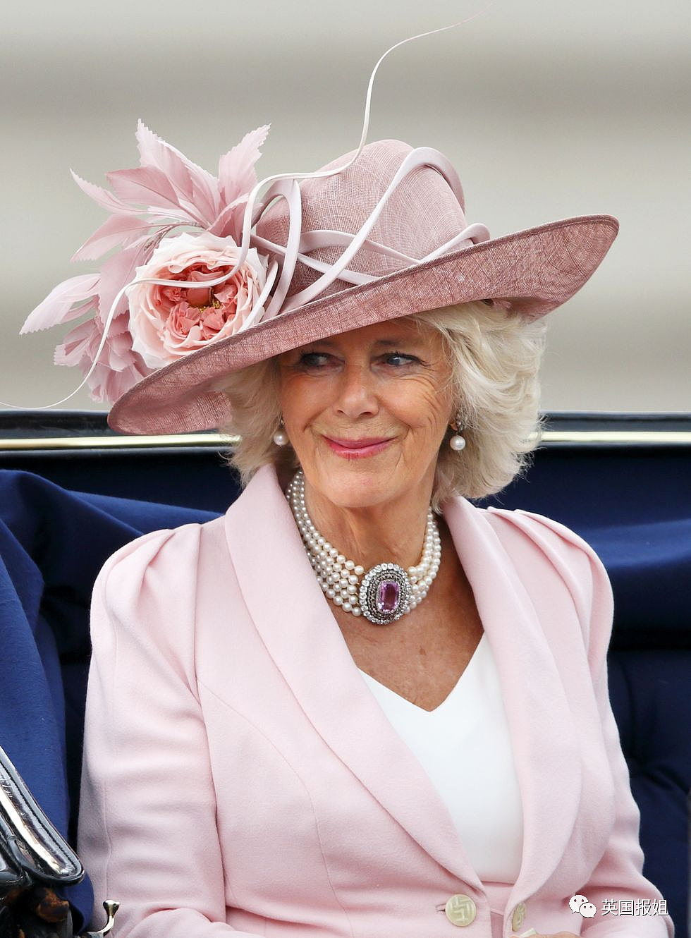 凯特王妃变身“真人芭比”惊艳全网！穿超粉嫩套装亮相，最灾难的颜色竟然被她拿捏了（组图） - 25