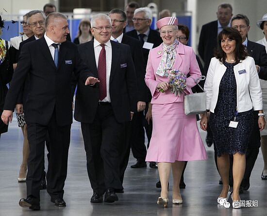 凯特王妃变身“真人芭比”惊艳全网！穿超粉嫩套装亮相，最灾难的颜色竟然被她拿捏了（组图） - 64