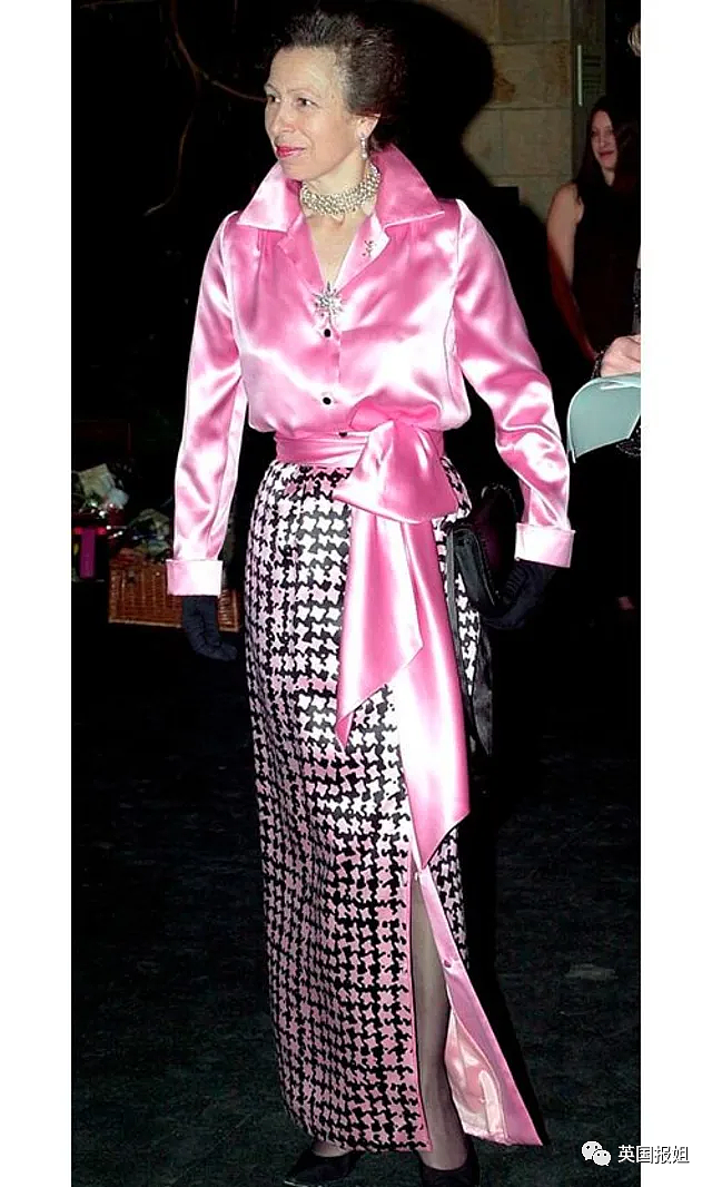 凯特王妃变身“真人芭比”惊艳全网！穿超粉嫩套装亮相，最灾难的颜色竟然被她拿捏了（组图） - 32