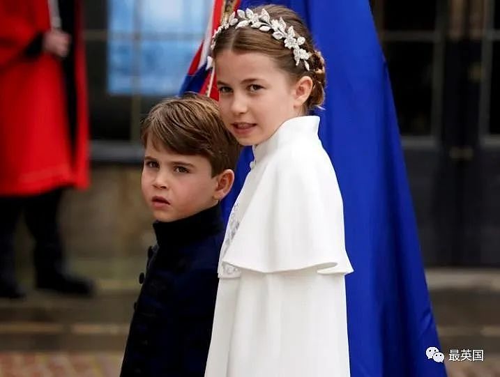 查尔斯加冕礼上，夏洛特与已故英女王惊人相似！王室专家：她是兄弟姐妹的老板！（组图） - 15