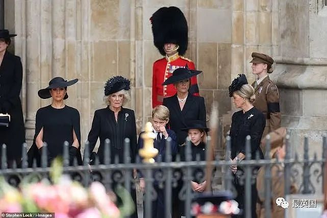 查尔斯加冕礼上，夏洛特与已故英女王惊人相似！王室专家：她是兄弟姐妹的老板！（组图） - 9