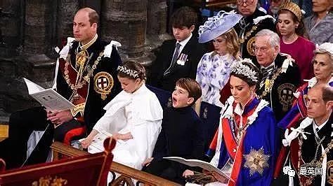 查尔斯加冕礼上，夏洛特与已故英女王惊人相似！王室专家：她是兄弟姐妹的老板！（组图） - 25