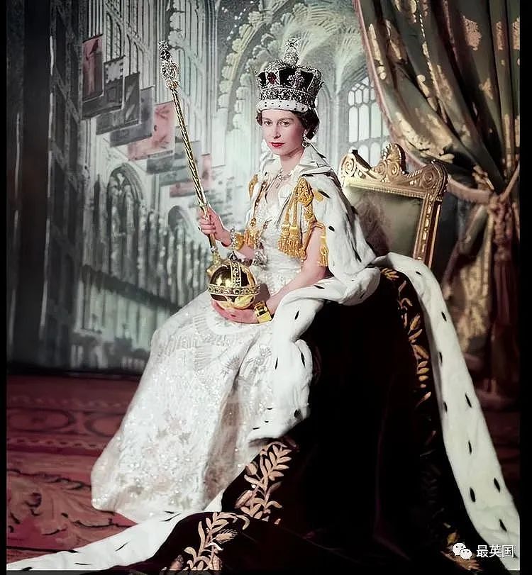 查尔斯加冕礼上，夏洛特与已故英女王惊人相似！王室专家：她是兄弟姐妹的老板！（组图） - 11